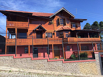 BEL�SSIMA CASA DE ESQUINA