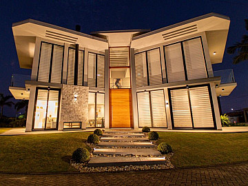 CASA EM CONDOM�NIO